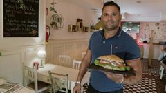 Alex, con uno de los desayunos de Catar, en A Ponte