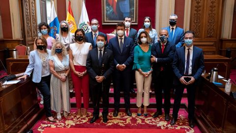 Imagen del nuevo grupo de gobierno en el Ayuntamiento de Santa Cruz de Tenerife, tras una moción de censura contra el gobierno del PSOE