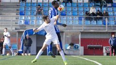 El ex jugador del Berganti�os�Iago L�pez (en la foto, de blanco) regres� esta ma�ana a As Eiroas con el Monta�eros en un partido amistoso