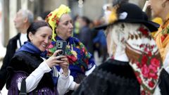 Santiago despidi� a sus fiestas de la Ascensi�n con un programa que aun� deporte, m�sica, motor y el tradicional desfile de la Asociaci�n do Traxe Galego, uno de los platos fuertes de la traca final festiva