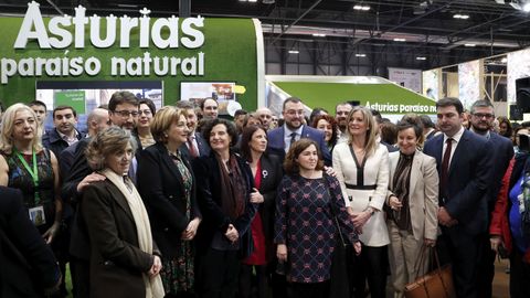 Desde la izquierda, la diputada por Asturias Luisa Carcedo; el consejero de Industria, Empleo, y Promocin Econmica, Enrique Fernndez; la delegada del Gobierno, Delia Losa; la consejera de Cultura, Poltica Llingstica y Turismo, Berta Pin; la diputada por Asturias, Adriana Lastra; el presidente del Principado, Adrin Barbn; la alcaldesa de Tapia de Casariego, Ana Vign; la viceconsejera de Turismo, Graciela Blanco; la senadora por Asturias, Mara Fernndez, y el alcalde de Salas, Sergio Hidalgo.