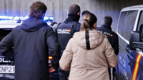 Momento en el que la polic�a entra con el detenido en el juzgado de guardia