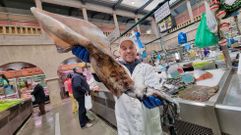 Santi, de Pescados Cachadas, con el calamar que pes� 4,3 kilos, en la plaza de Pontevedra