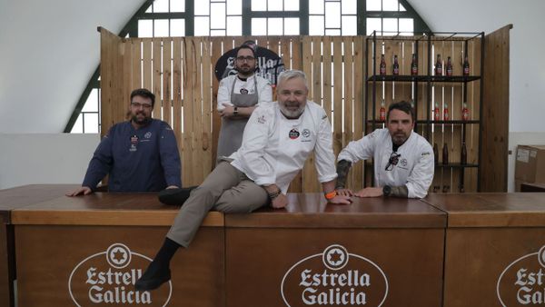 De izquierda a derecha, los chefs de Coru�a Coci�a �lvaro Victoriano, Jos� Mago, Antonio Amenedo y Antonio Reboredo, en el mercado de San Agust�n