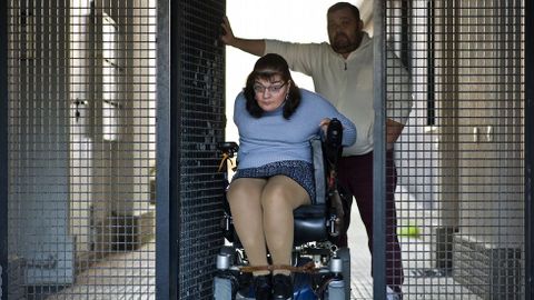 Mar�a Elsa Mourelle (Nar�n). Par�lisis cerebral. Principal barrera: Necesita ir acompa�ada todo el d�a, ya que si no no podr�a salir ni de su propio edificio, cuya puerta del portal es tan pesada que no es capaz de abrirla. Las aceras estrechas y la falta de accesos tambi�n dificultan su d�a a d�a