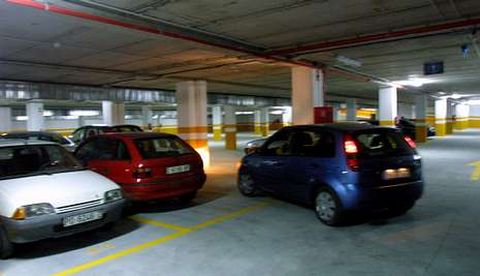El PSOE cree que pasar�n a�os antes de poder volver a ver una imagen como esta en el parking de Lal�n.