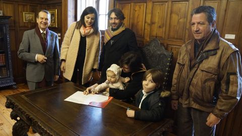 Abel Caballero oficiando una de las cartas de bienvenida que celebra la ciudad de Vigo.