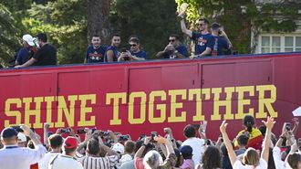 Los jugadores de la selecci�n espa�ola, en el bus durante la celebraci�n.