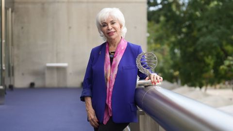 La narradora chilena Isabel Allende (Lima, 1942), posando feliz con su premio, este viernes en Barcelona.