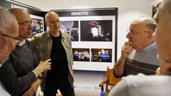 A la derecha, Ernesto, el propietario del cine de Leiro, cuya trayectoria forma parte de la muestra