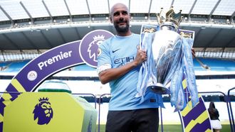 Pep Guardiola, con el trofeo de la Premier League, que gan� como entrenador del Manchester City.