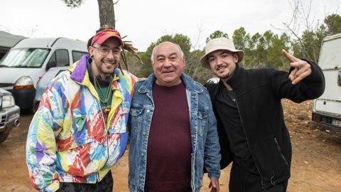 �ngel, vecino de la zona, junto a dos raveros