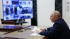 El presidente ruso, Vladimir Putin, asiste a una ceremonia por videoconferencia para lanzar nuevas instalaciones de infraestructura area y vial en varios pases.