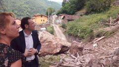 La alcaldesa de Lena, Gema �lvarez, y el consejero de Presidencia, Guillermo Mart�nez, observan el argayo de La Cortina