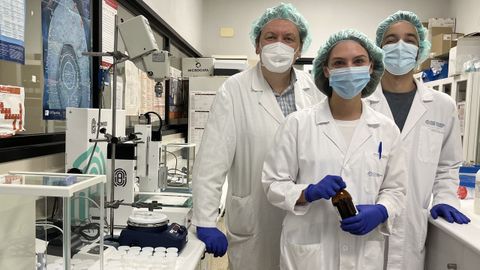 Miguel Gonz�lez Barcia, Francisco Cajade Pascual y Mar�a Puente Iglesias, en el puesto de elaboraci�n de productos no est�riles de la farmacia del CHUS