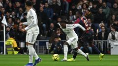 Camavinga protegiendo el bal�n ante la presi�n de Etta Eyong durante el Real Madrid-Levante