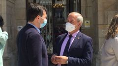 Gonzalo Caballero y Jos� Tom�, frente a la Diputaci�n de Lugo