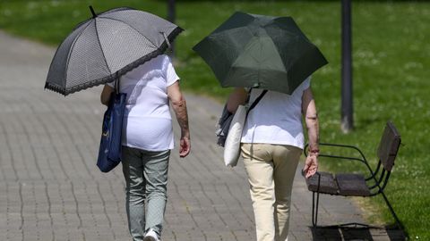 Dos mujeres pasean por Oviedo este lunes