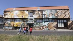 En la fachada principal se ven los �rboles, el tablero y las herramientas tradicionales del carpintero