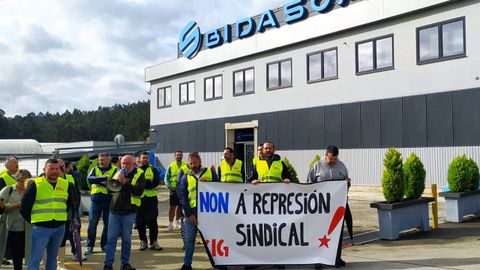 La concentracin de los trabajadores tuvo lugar este mircoles por la maana en el exterior de la empresa ubicada en Soutelo de Arriba, en Saiar (Caldas)