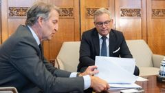El l�der del PP, Alberto N��ez Feijoo, durante la reuni�n con el comisario de Interior y Migraci�n de la Uni�n Europea, Magnus Brunner.