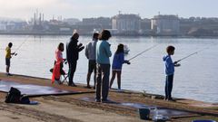 Nios pescando en el muelle de Ferrol