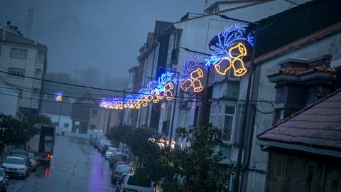 Las luces de Navidad ya brillan en Outes.