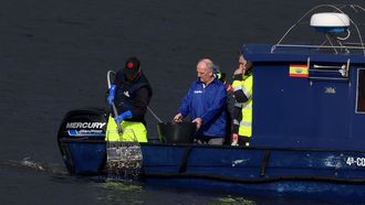 Santiago Cruz (centro), en una lancha del p�sito con los bi�logos durante el muestreo. carmela queijeiro