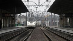 Un tren Alvia con destino a Madrid entra en la estaci�n de Monforte