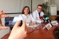 La cardi�loga Marisa Crespo y el cirujano card�aco Jos�  Cuenca, durante la presentaci�n del simposio-celebraci�n. 