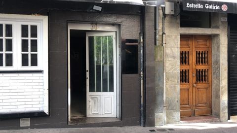 Portal del edificio okupado de la calle de la Barrera