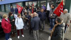 Trabajadores y usuarios, a las puertas de la piscina esta ma�ana al comienzo del primer turno de huelga