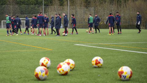 La primera plantilla granate durante una sesi&oacute;n de entrenamiento celebrada en el Manolo Barreiro