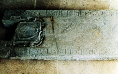 Detalle de la l�pida de los Gaibor