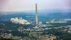 Derrumbe de las torres de la t�rmica de As Pontes