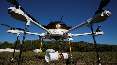Demostraci�n de un dron mensajero, llevando un paquete a una zona de dif�cil acceso