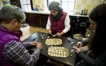 Jorge, su madre (izquierda) y su pareja elaboran �sanandresi�os�. 