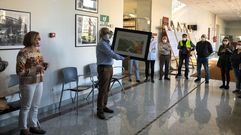 �ngel Encinar, con el cuadro que le regalaron sus compa�eros en el Ayuntamiento