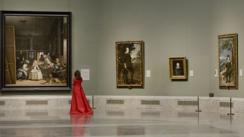 Ana Beln, vestida de rojo frente a Las Meninas