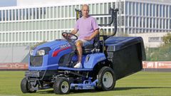 Rabu�al sobre un cortac�sped, con uno de los edificios de Inditex al fondo.