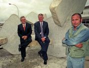 P�rez Varela, Rivera y Paz reci�n instalada la escultura, en 1997.