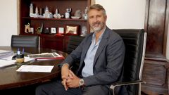O presidente da Fegamp, Alberto Varela, no seu despacho de alcalde no Concello de Vilagarc�a.