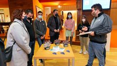 El conselleiro Rom�n Rodr�guez, en el centro, con docentes y alumnado del L�pez Naval�n que le entregaron las piezas de cer�mica