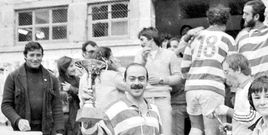 Nacho Lob�n, posando con un trofeo en la mano.