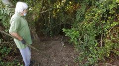 Tito se�ala una zona donde cree que est� la guarida de los jabal�es