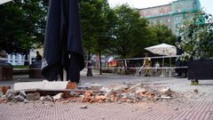 En la ma�ana de este s�bado todav�a se pod�an ver restos de los cascotes en el suelo