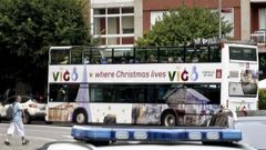 Uno de los buses tursticos de Vigo con la campaa navidea en ingls