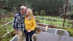 Hans Berg y Patty Vegt, en la terraza de su casa rural de Narao, en San Sadurnio.