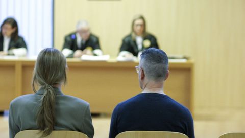 Los dos agentes de la Policía Local de Gijón que se enfrentan a penas de 3 años de prisión y 8 de inhabilitación absoluta, acusados de detener de forma ilegal a una mujer en 2022, duranteel juicio que ha quedado visto para sentencia este miércoles en la Sección Octava de la Audiencia Provincial,