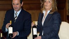 Mari Sol Bueno y Rafael Louzn, entonces presidenta del Consello Regulador de Ras Baixas y de la Diputacin de Pontevedra, con el albario que se mand para la boda real.
